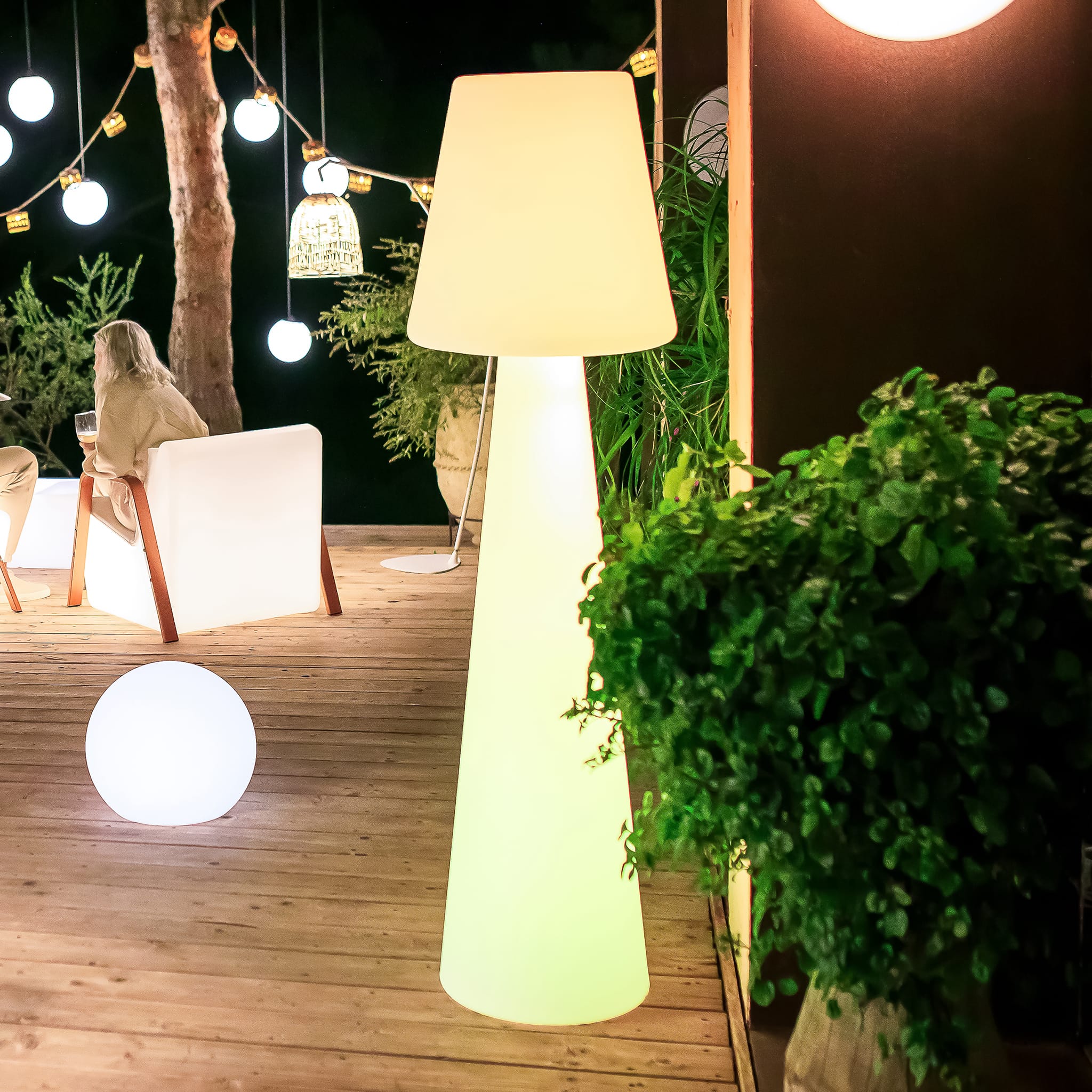 Lola 200: a beacon of comfort, offering robust, weather-resistant illumination for both your indoor and outdoor retreats.