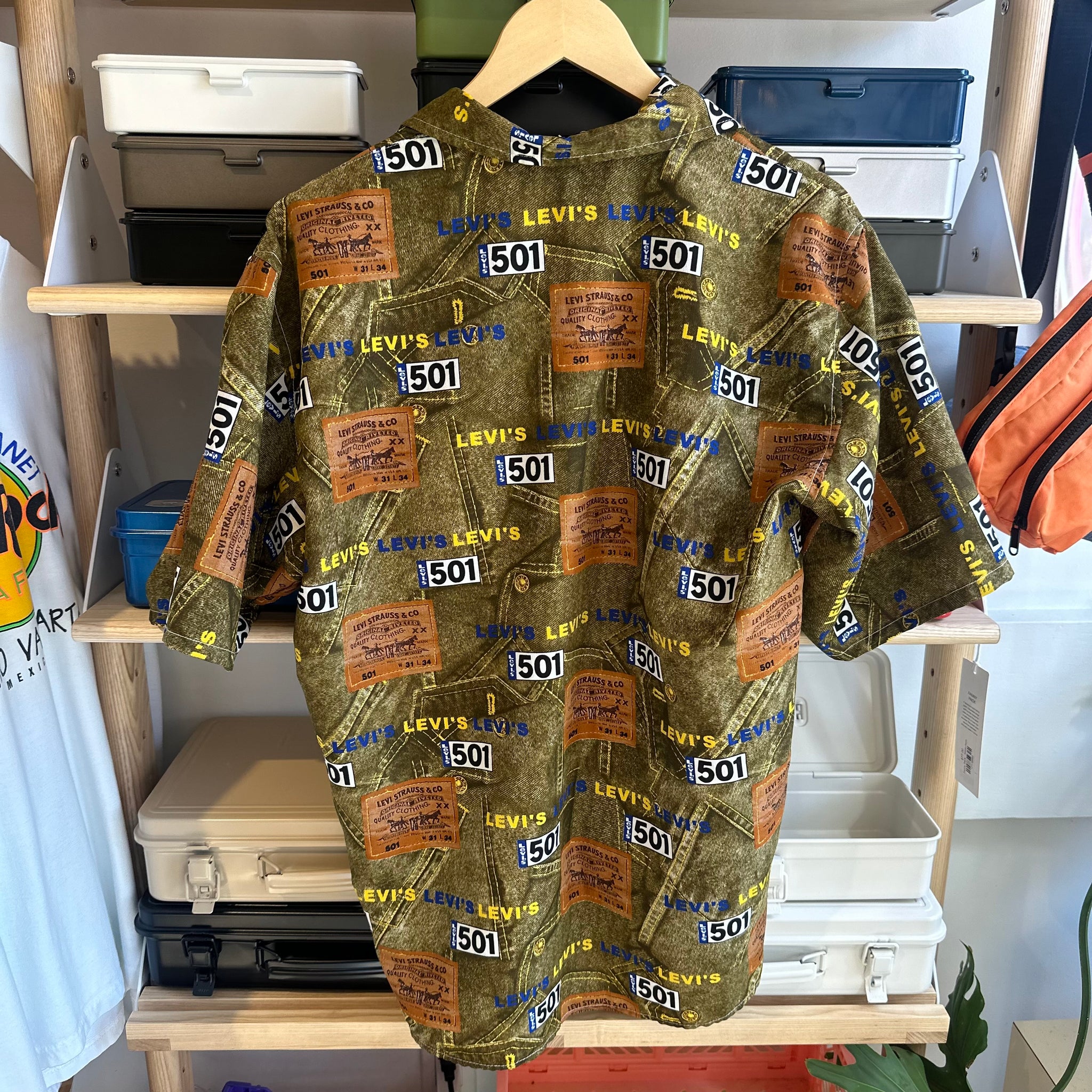 Visa "Levi's" Button Up | L