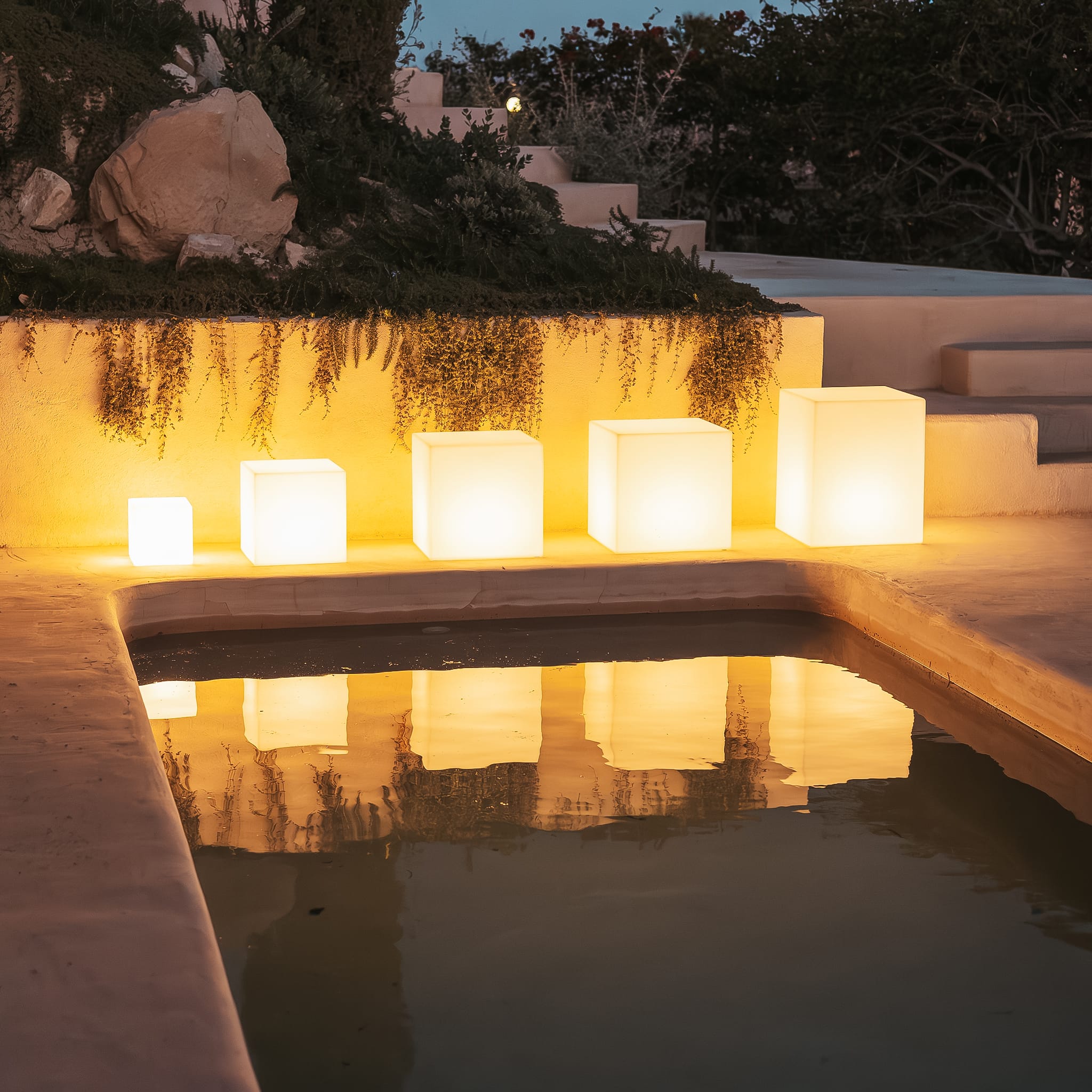 Cuby<br> Solar & Rechargeable Cube Lamp