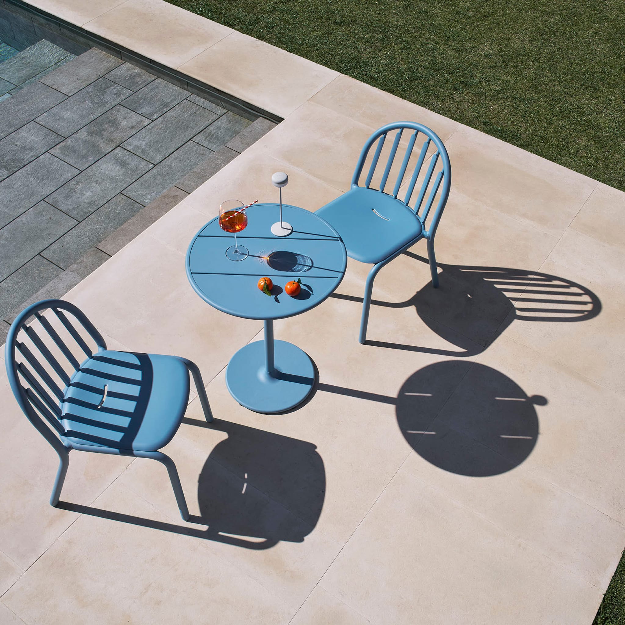 Compact Fred’s Bistreau table in an urban garden, showcasing its 60 cm diameter for tight outdoor spaces.