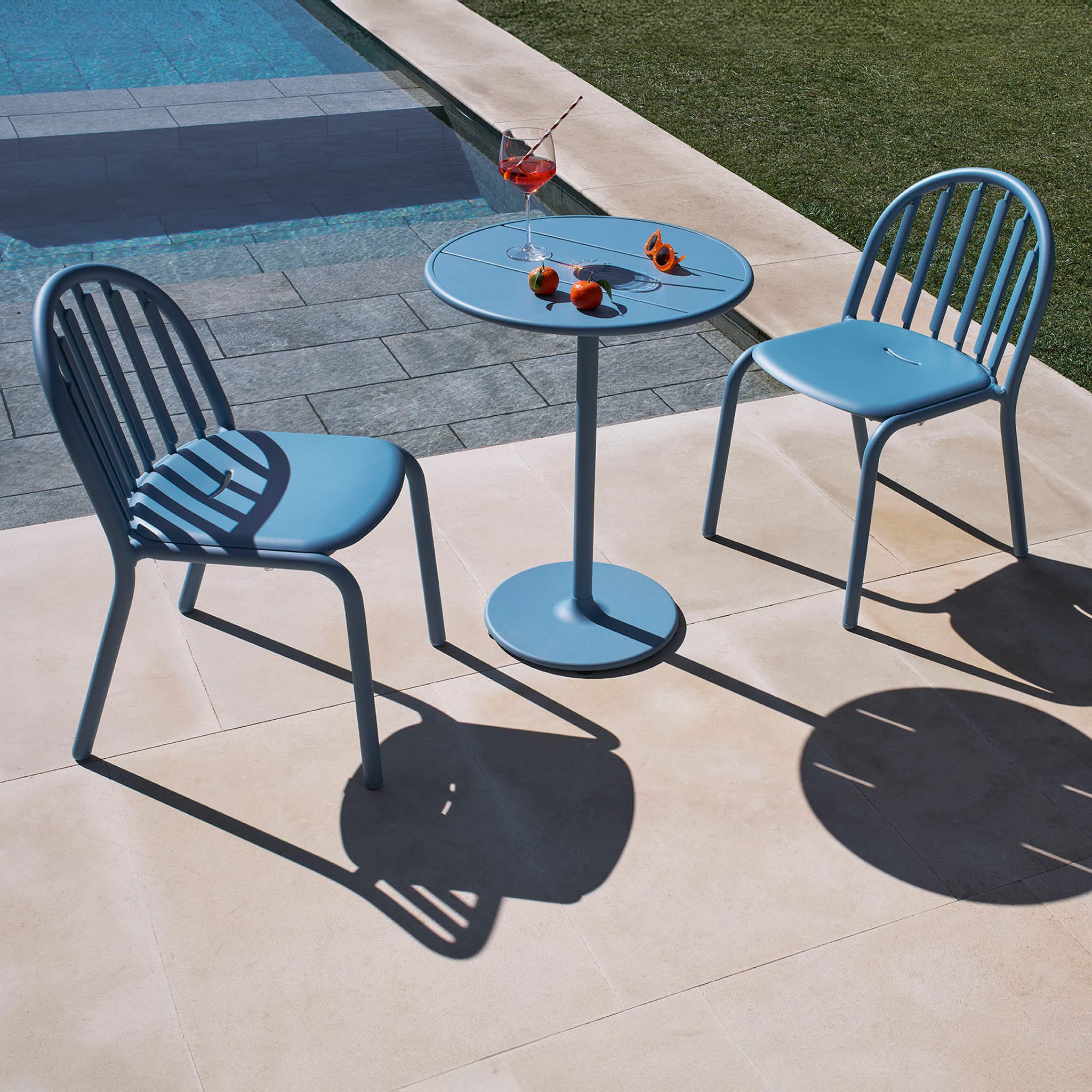 Fred’s Chair paired with Fred’s Bistreau by Fatboy, perfect for hosting outdoor gatherings in style and comfort.