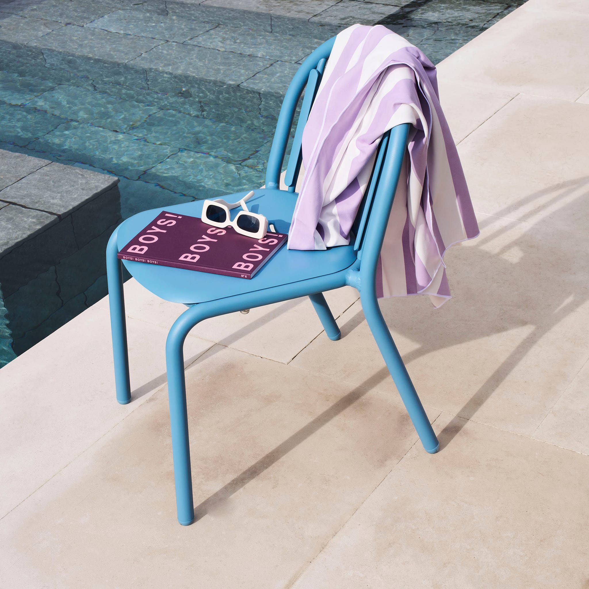 Fred’s Chair by Fatboy in a modern outdoor setting, showcasing its sleek aluminum design and weather-resistant features.