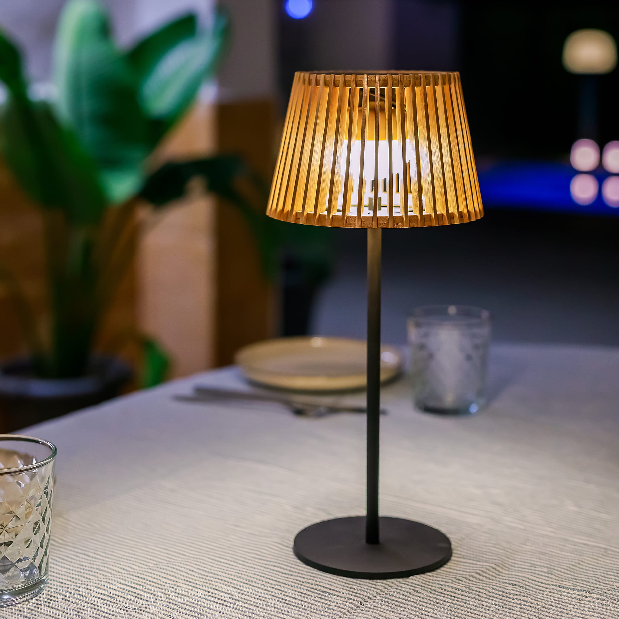 Okinawa<br> Solar-charged Table Lamp