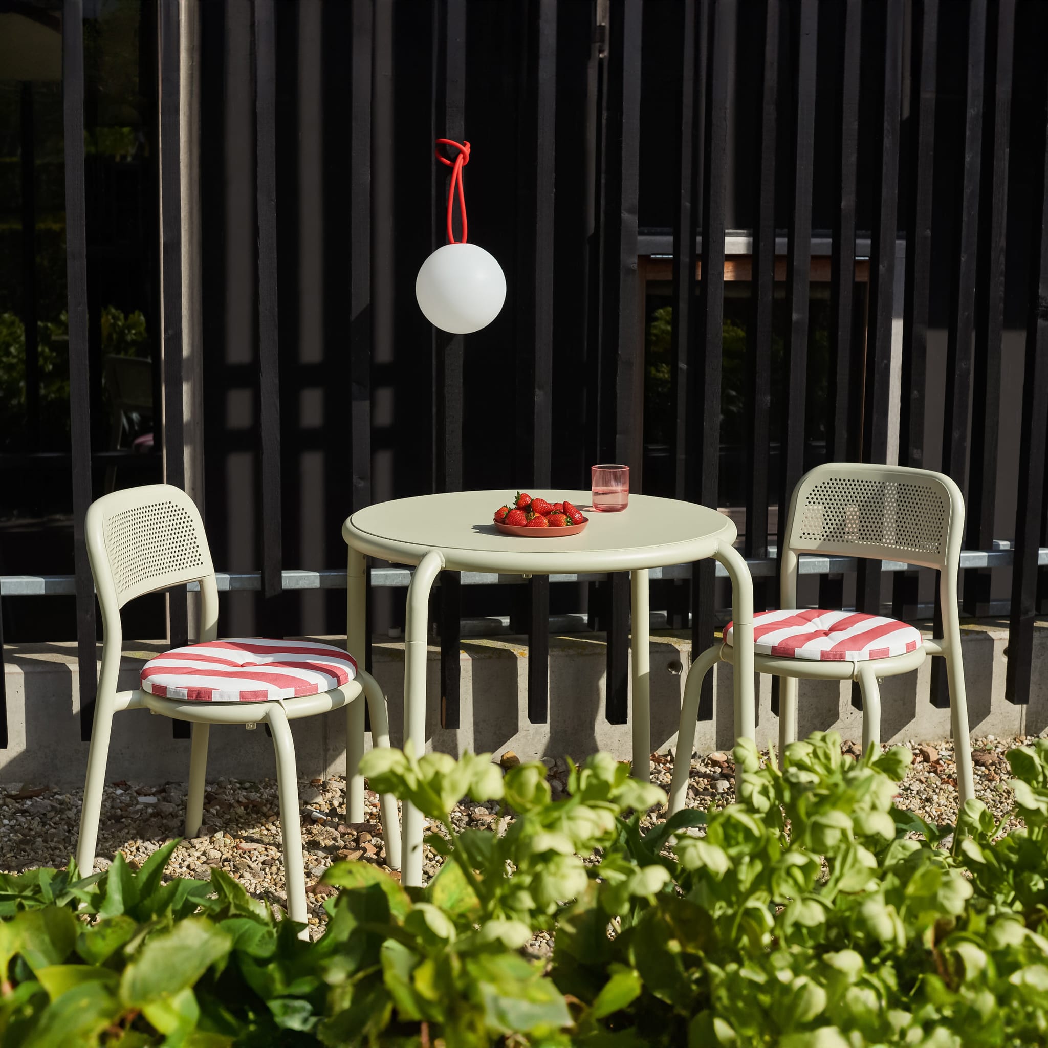 Compact Toní Bistro Set in neutral colors, designed for patios, terraces, and gardens with weather-resistant materials.