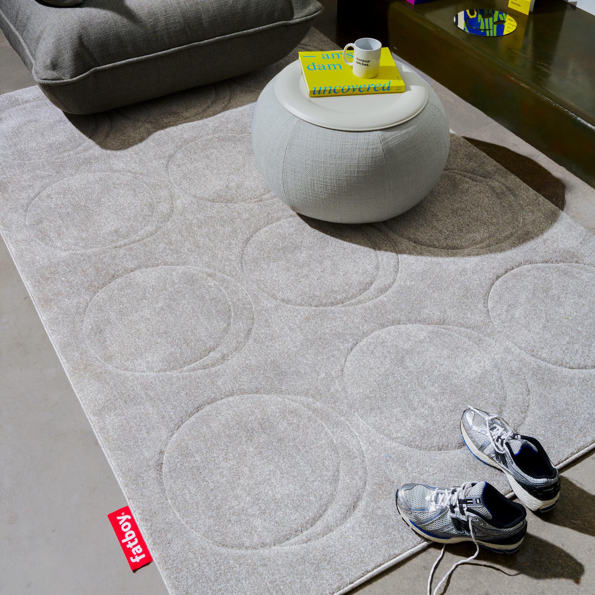 Fatboy Dot Carpet, 160x230 cm, blends style and comfort, with plush design in neutral hues.