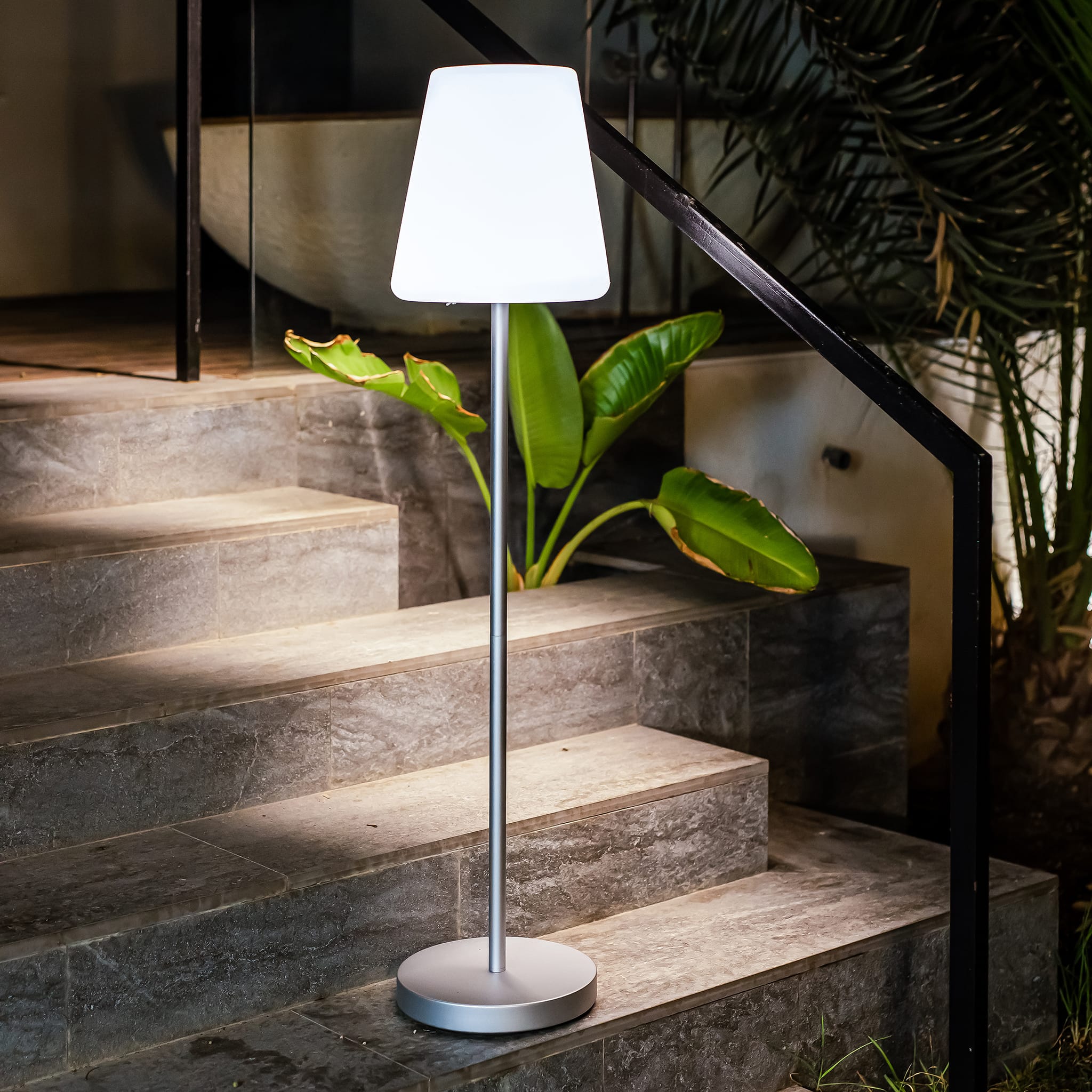 Lola Slim 120: a distinguished LED lamp, blending sleek design with versatile outdoor and indoor functionality, and weather-resistant build.