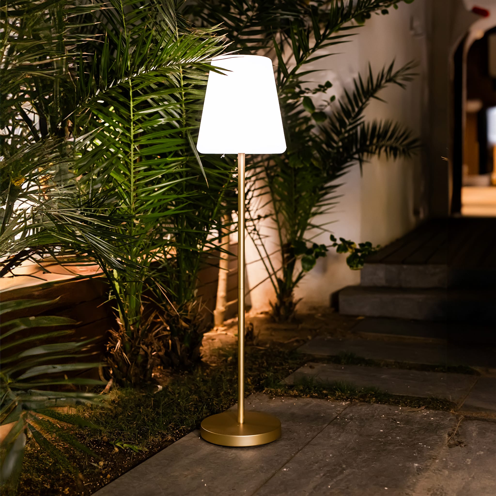 Discover the Lola Slim 180: a sleek, durable LED floor lamp, creating a warm, inviting ambiance in any indoor or outdoor area.